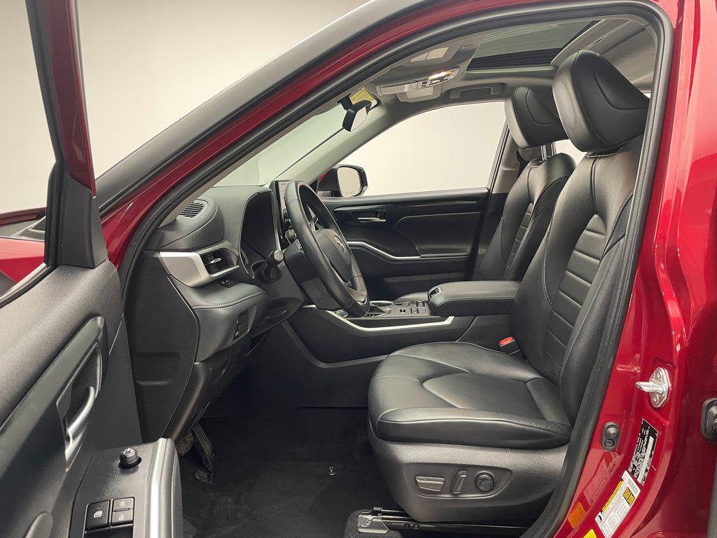 used 2022 Toyota Highlander car, priced at $34,900