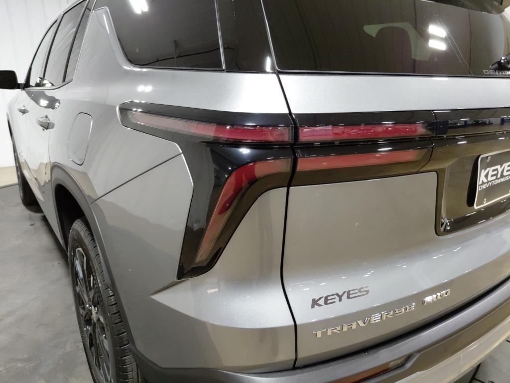 new 2026 Chevrolet Traverse car, priced at $47,195
