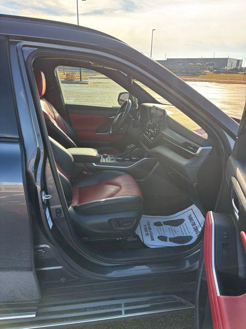 used 2022 Toyota Highlander car, priced at $36,199