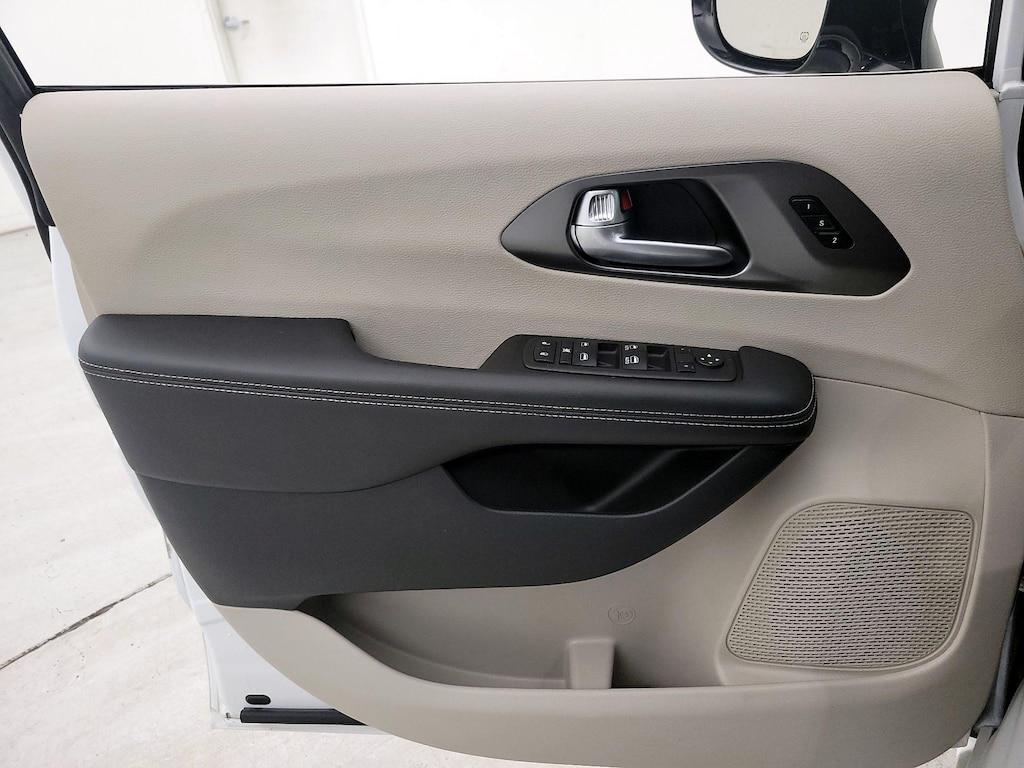 used 2024 Chrysler Pacifica car, priced at $27,998