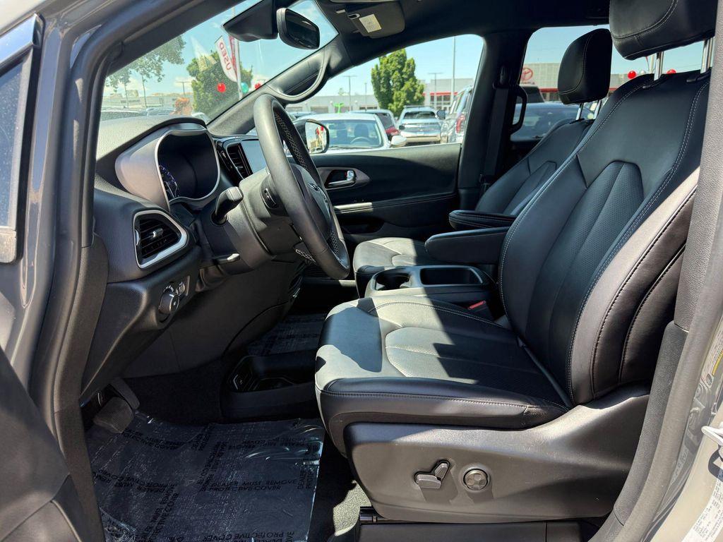 used 2025 Chrysler Pacifica car, priced at $29,214