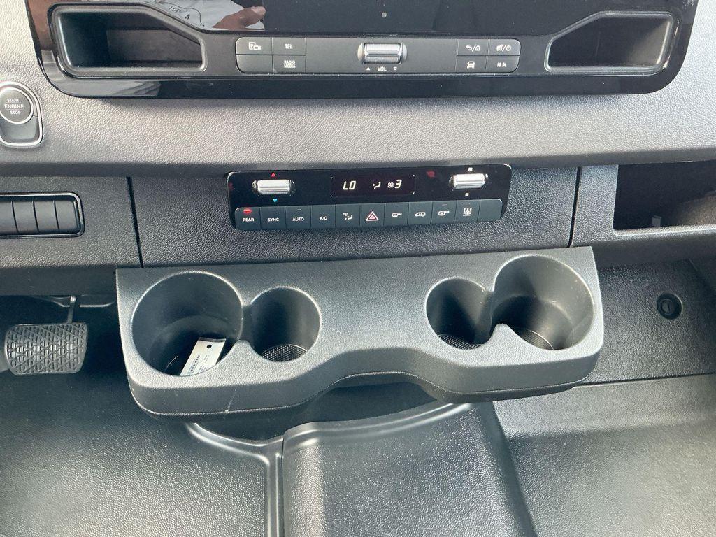 Mercedes-Benz Sprinter view 19