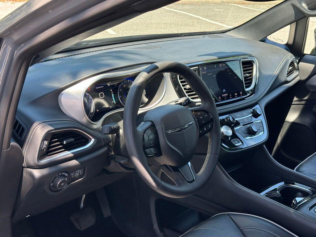 used 2025 Chrysler Pacifica car, priced at $35,884