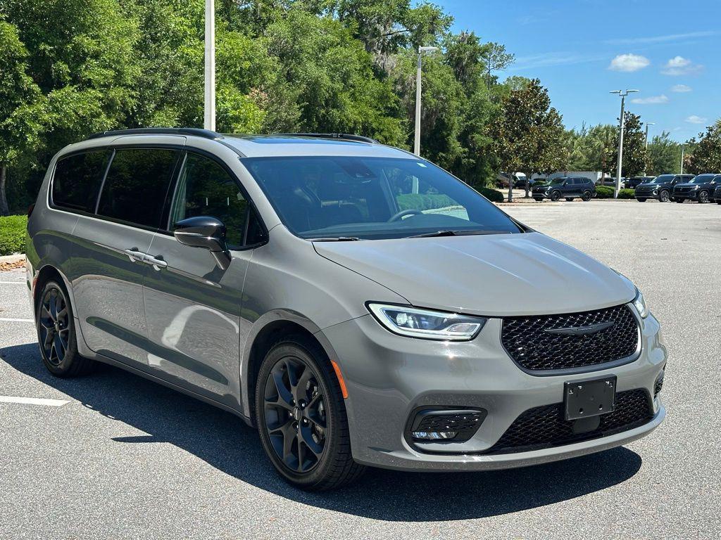 used 2025 Chrysler Pacifica car, priced at $35,884