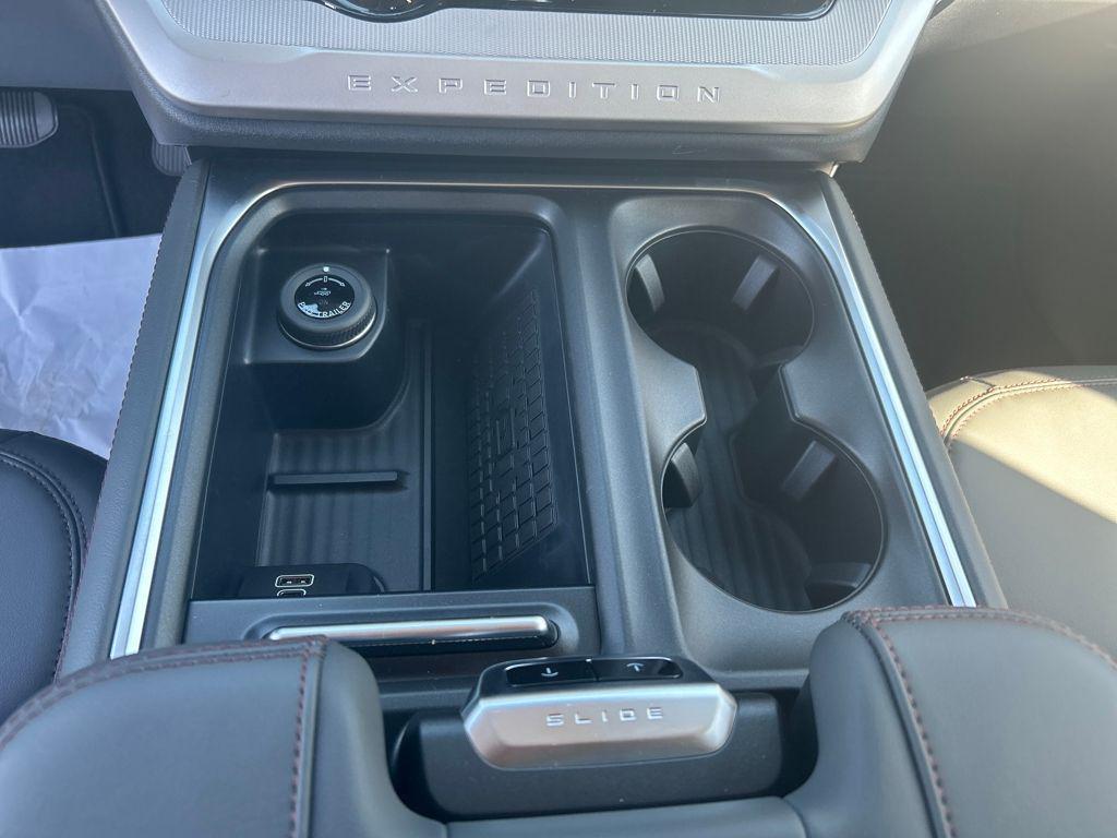 new 2025 Ford Expedition car, priced at $67,084