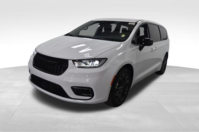 new 2026 Chrysler Pacifica car, priced at $44,985