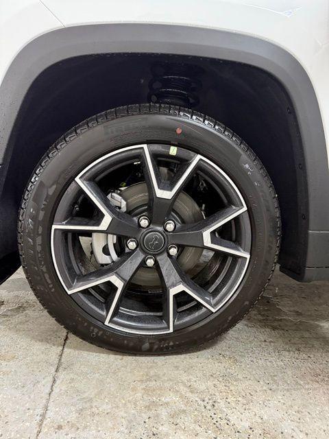 new 2026 Jeep Cherokee car, priced at $44,421