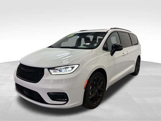 used 2025 Chrysler Pacifica car, priced at $38,882
