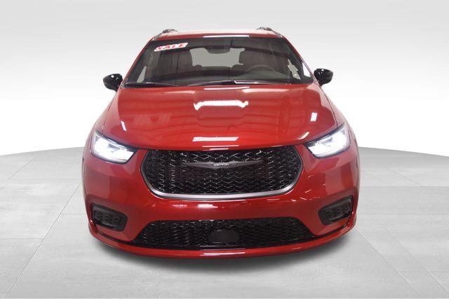 new 2025 Chrysler Pacifica car, priced at $50,641