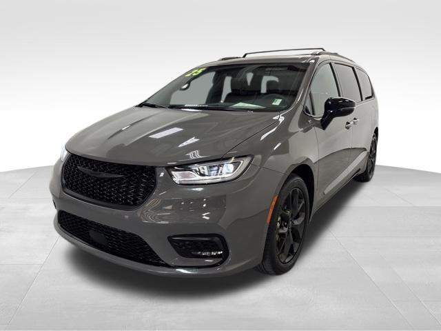 used 2025 Chrysler Pacifica car, priced at $38,822