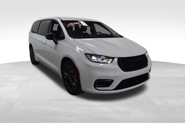 new 2026 Chrysler Pacifica car, priced at $45,611