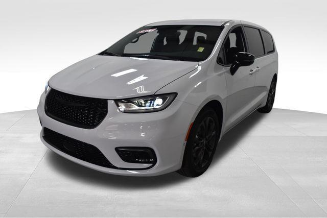 new 2026 Chrysler Pacifica car, priced at $45,611