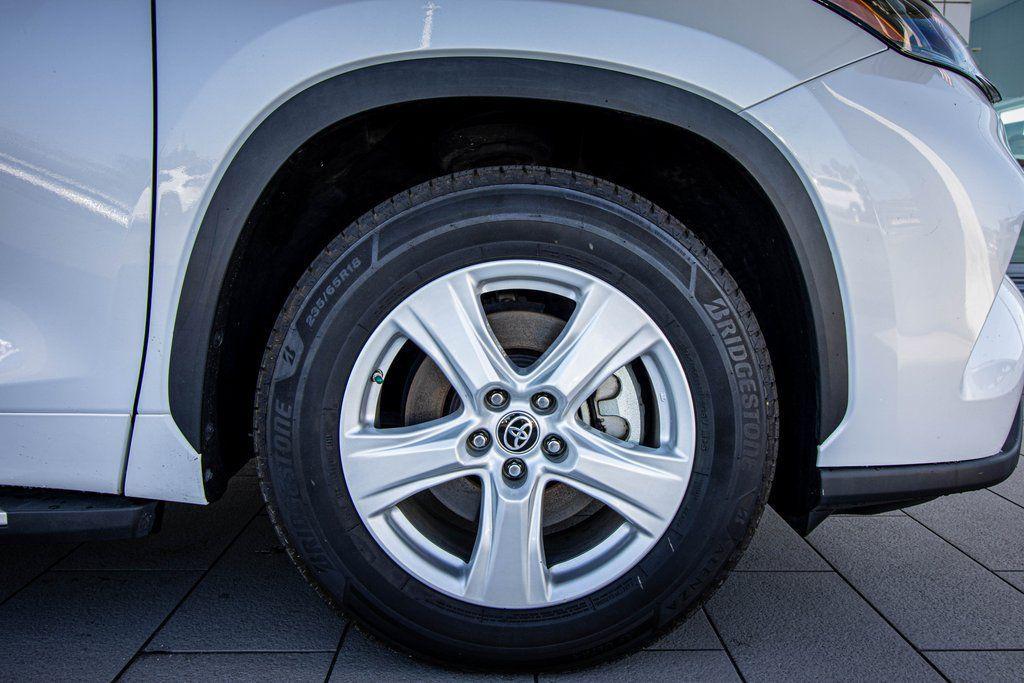 used 2022 Toyota Highlander Hybrid car, priced at $26,995