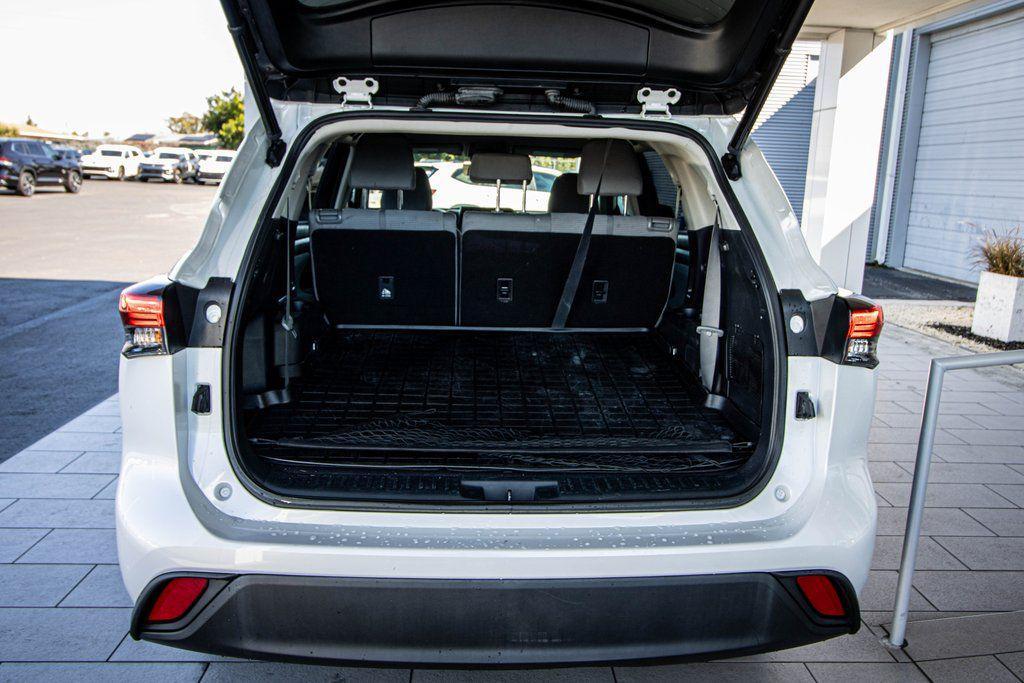 used 2022 Toyota Highlander Hybrid car, priced at $26,995