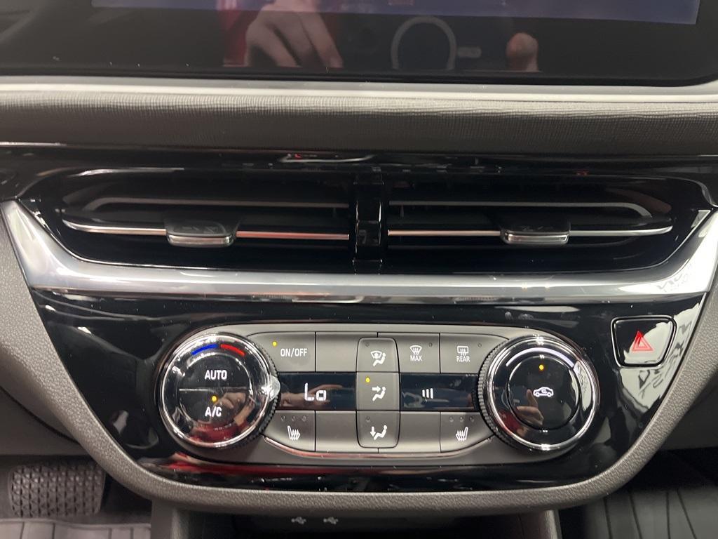 new 2025 Buick Envista car, priced at $27,999