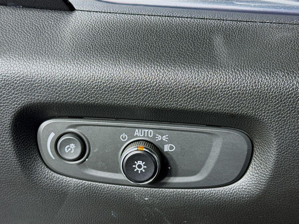 used 2023 Chevrolet Traverse car, priced at $33,900