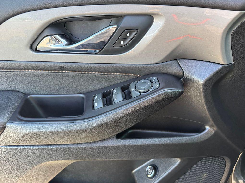 2020 Graphite Metallic Chevrolet Traverse