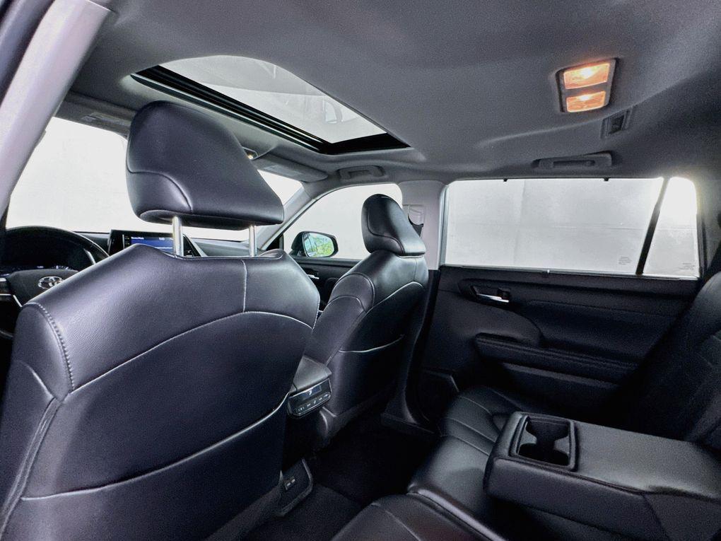 used 2022 Toyota Highlander car, priced at $34,500
