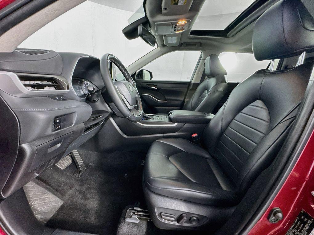 used 2022 Toyota Highlander car, priced at $34,500