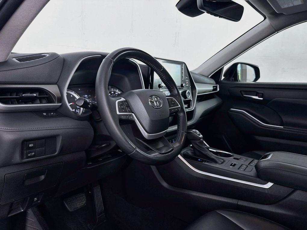 used 2022 Toyota Highlander car, priced at $34,500