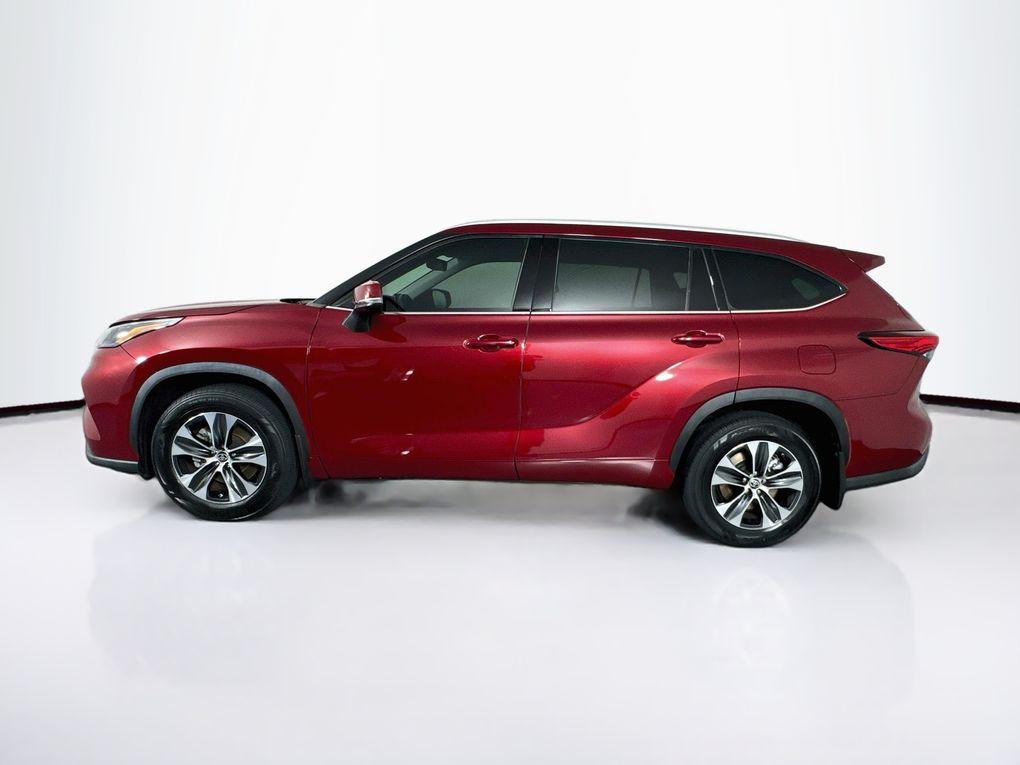 used 2022 Toyota Highlander car, priced at $34,500