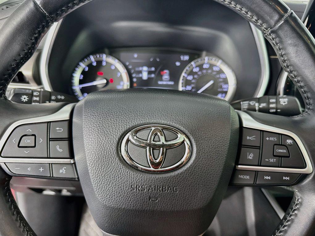 used 2022 Toyota Highlander car, priced at $34,500