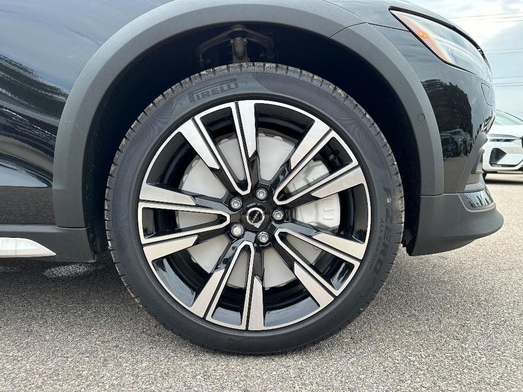new 2025 Volvo V60 Cross Country car, priced at $53,525