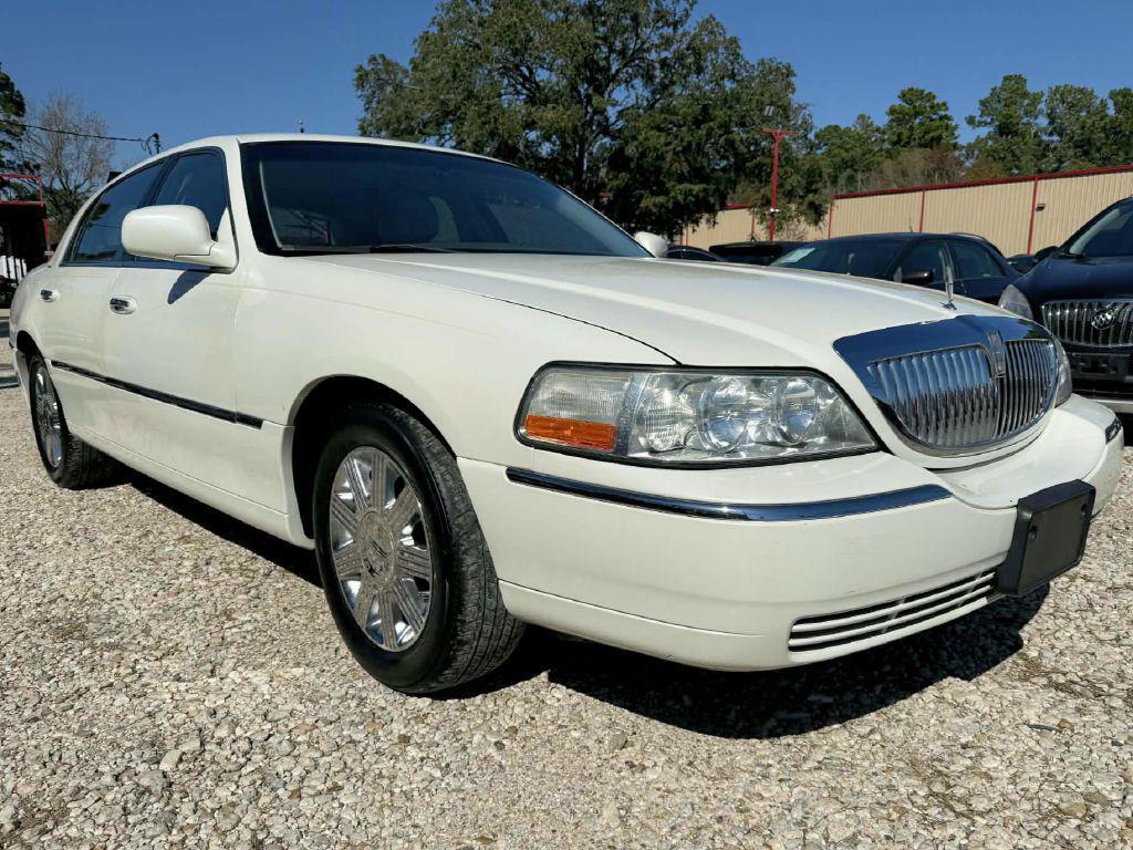 used 2004 Lincoln Town Car car, priced at $10,975