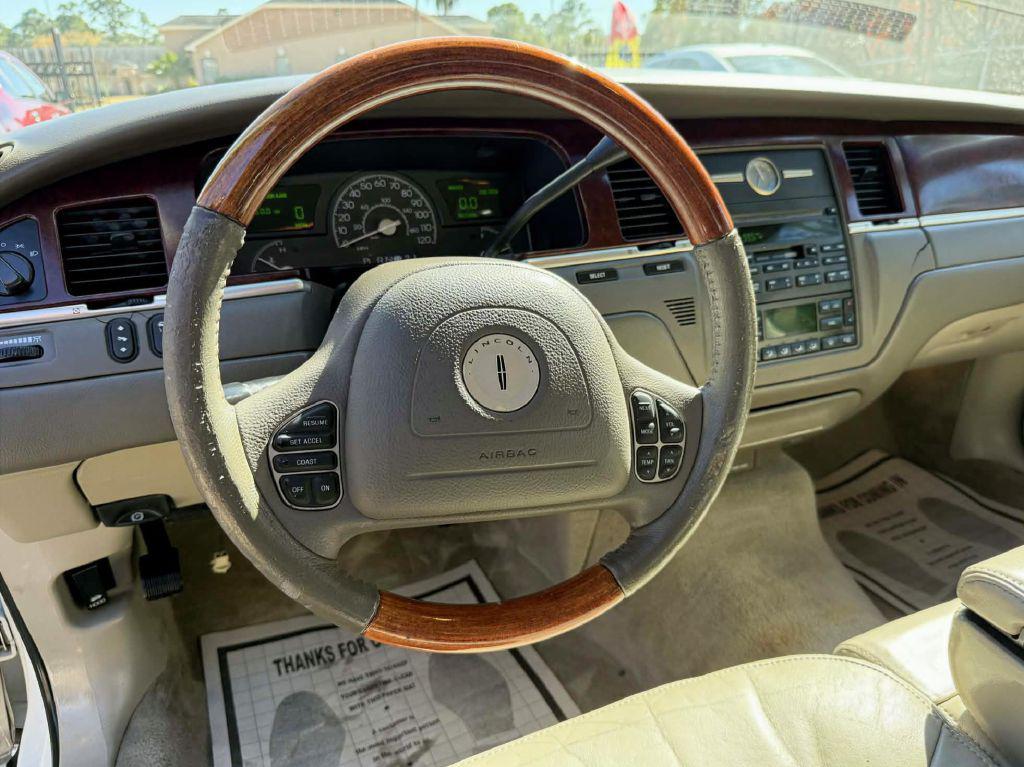 used 2004 Lincoln Town Car car, priced at $10,975
