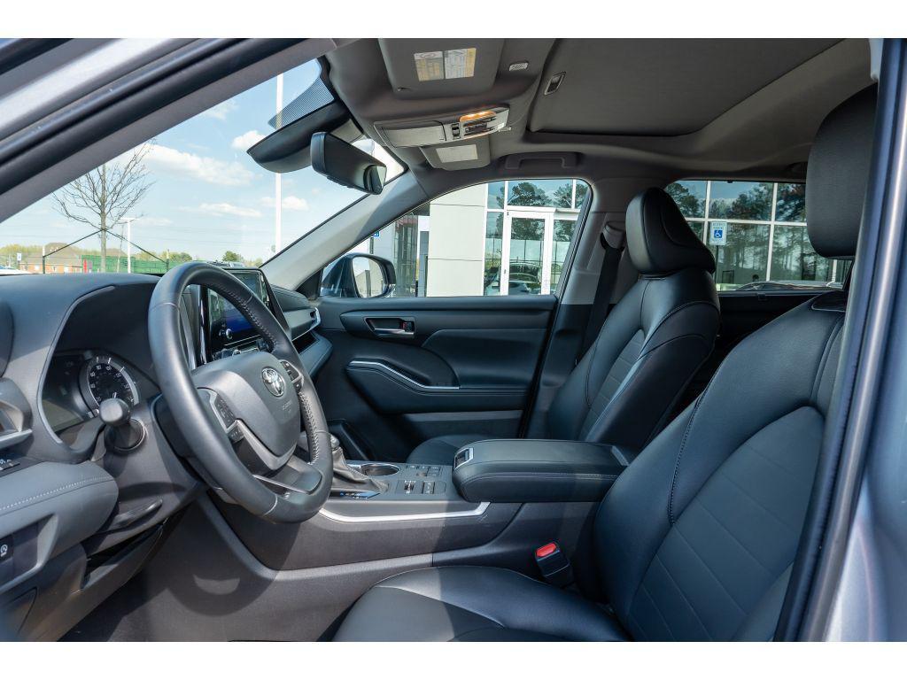 used 2025 Toyota Highlander car, priced at $45,859