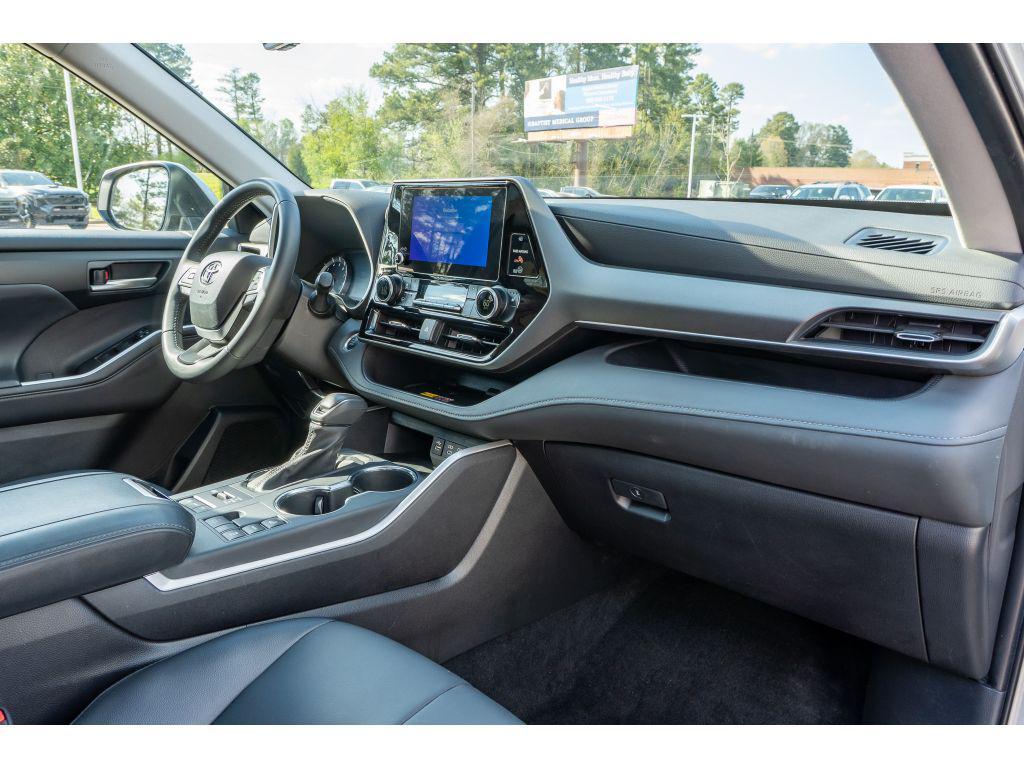 used 2025 Toyota Highlander car, priced at $45,859