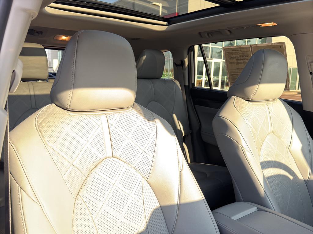 used 2023 Toyota Highlander Hybrid car, priced at $40,157