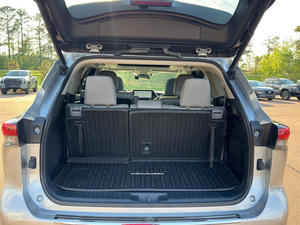 used 2023 Toyota Highlander Hybrid car, priced at $40,157