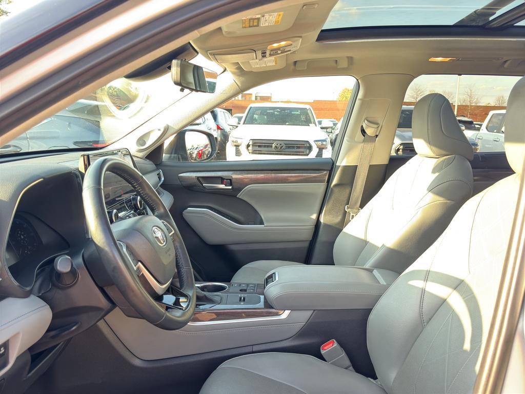 used 2023 Toyota Highlander Hybrid car, priced at $40,157