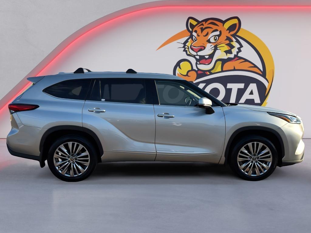used 2023 Toyota Highlander Hybrid car, priced at $40,157