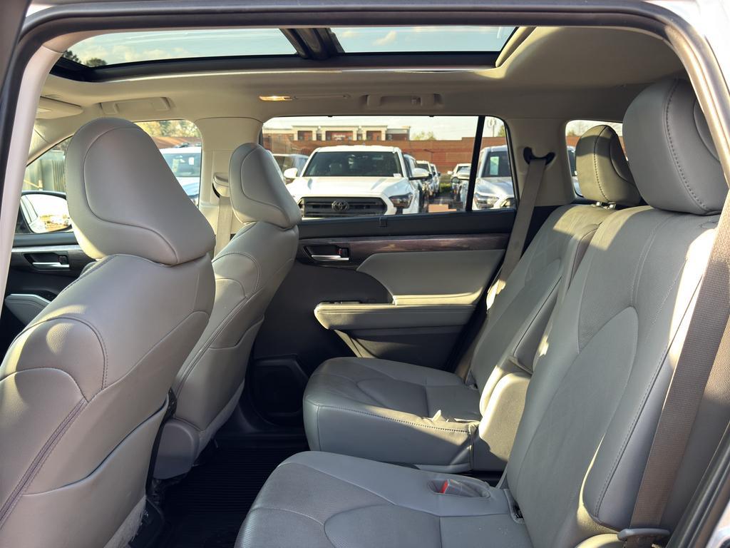 used 2023 Toyota Highlander Hybrid car, priced at $40,157
