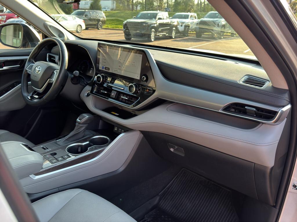 used 2023 Toyota Highlander Hybrid car, priced at $40,157
