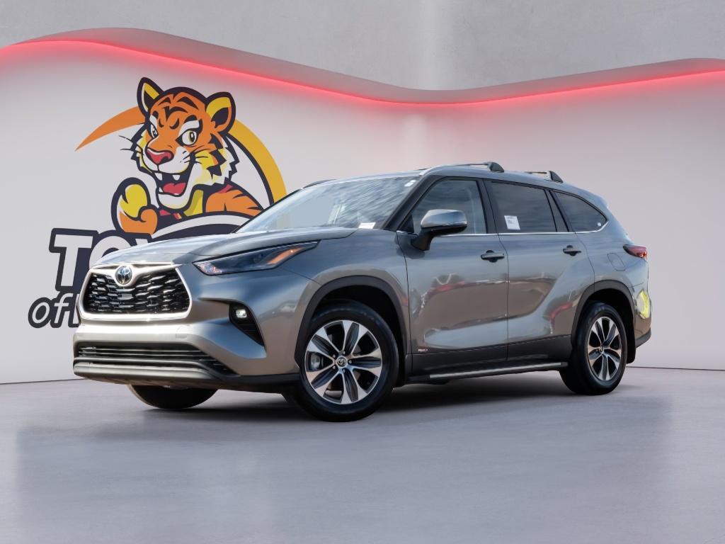 used 2025 Toyota Highlander Hybrid car, priced at $45,447