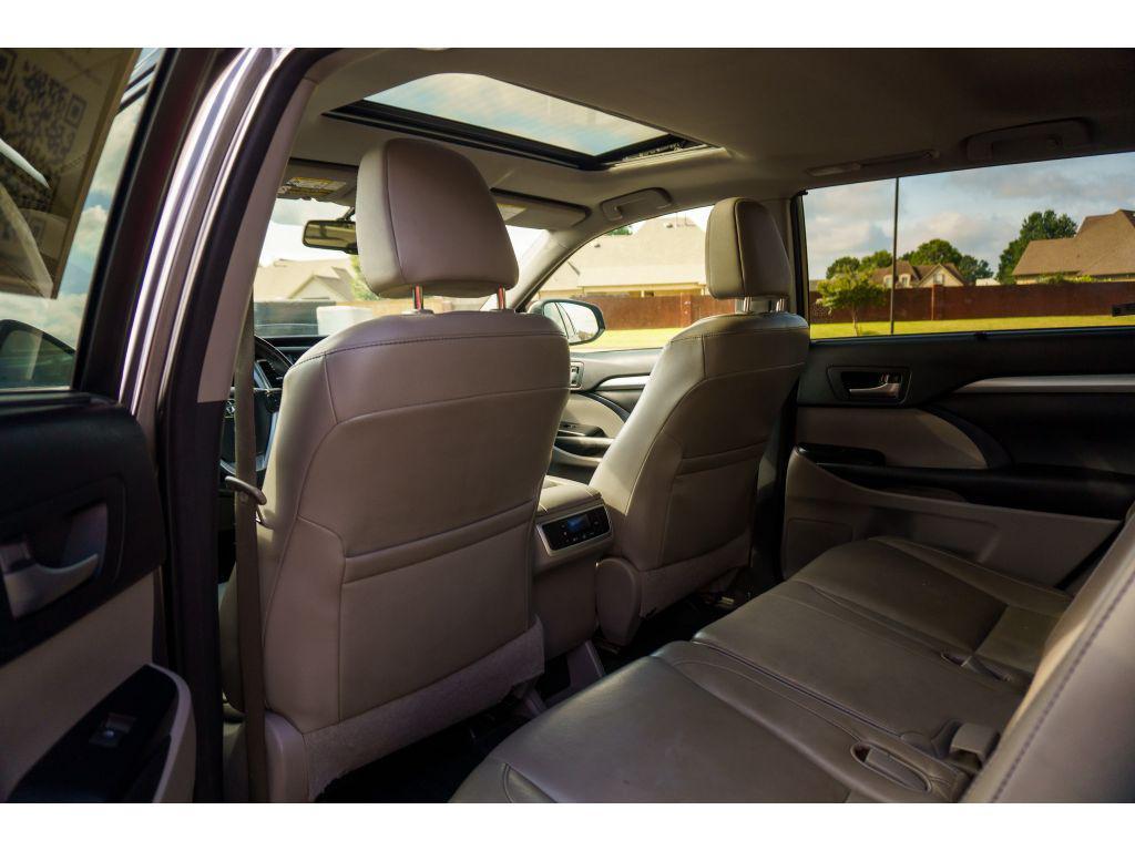 used 2015 Toyota Highlander car, priced at $16,711