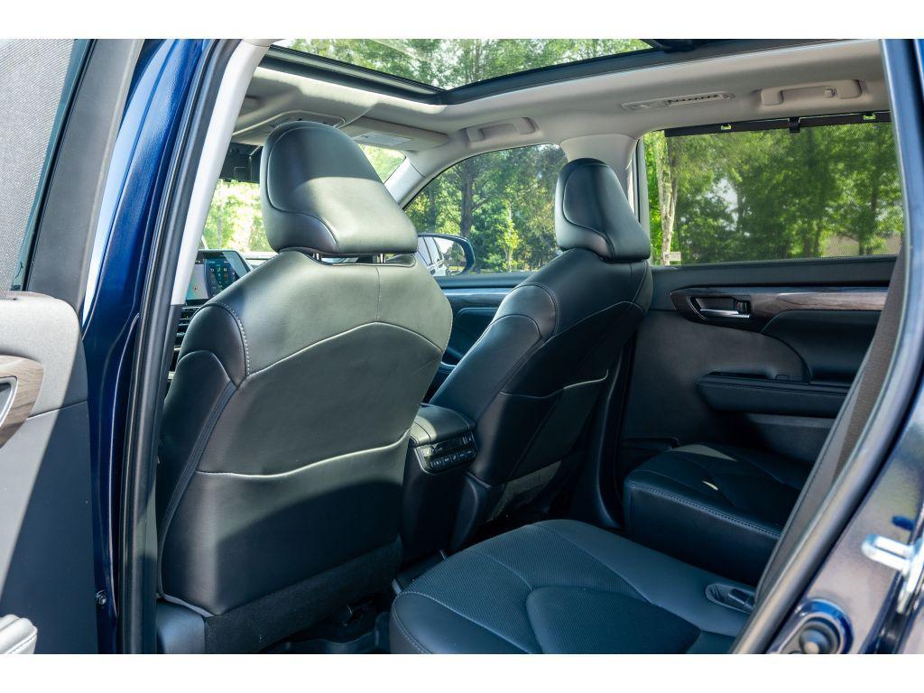 used 2021 Toyota Highlander car, priced at $33,228