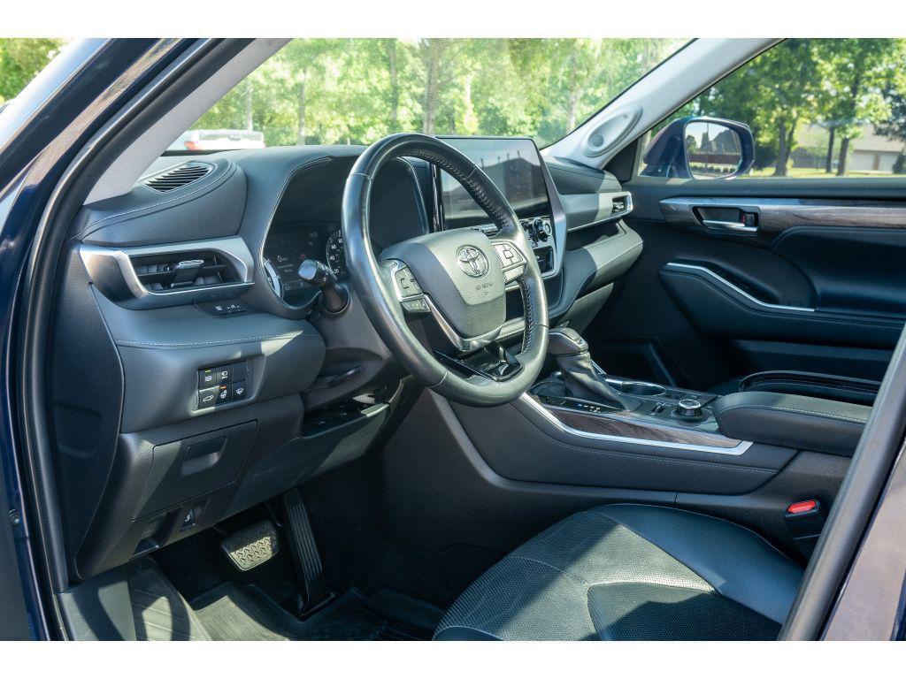 used 2021 Toyota Highlander car, priced at $33,228