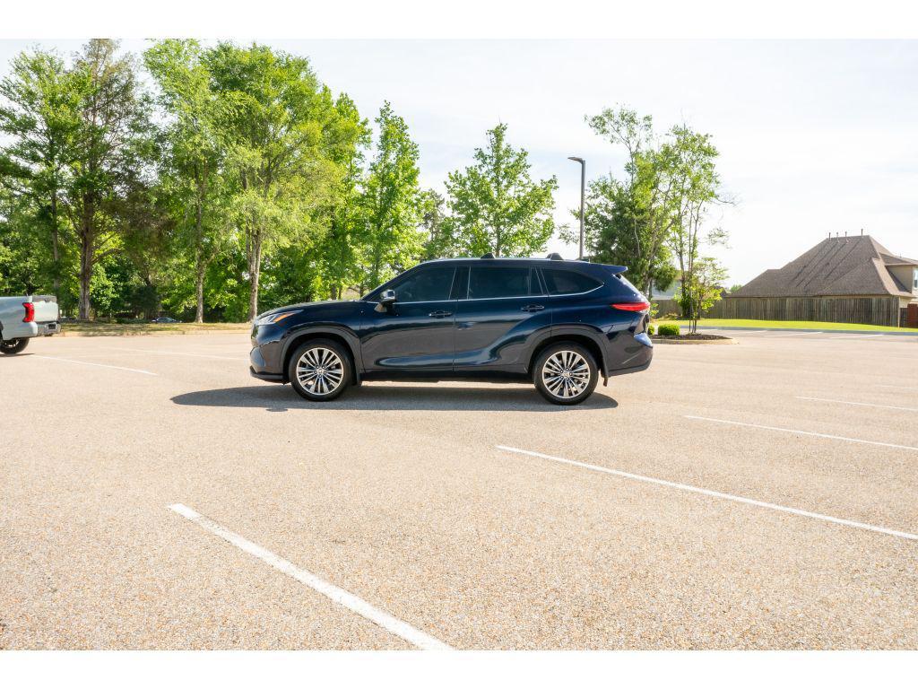 used 2021 Toyota Highlander car, priced at $33,228