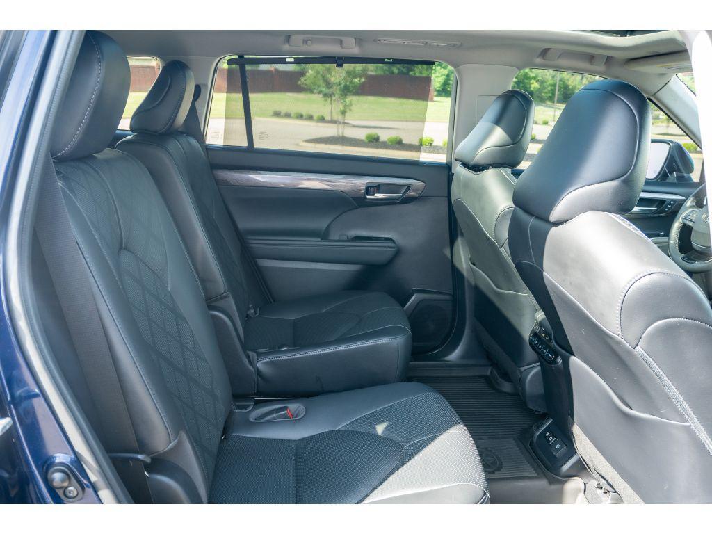 used 2021 Toyota Highlander car, priced at $33,228