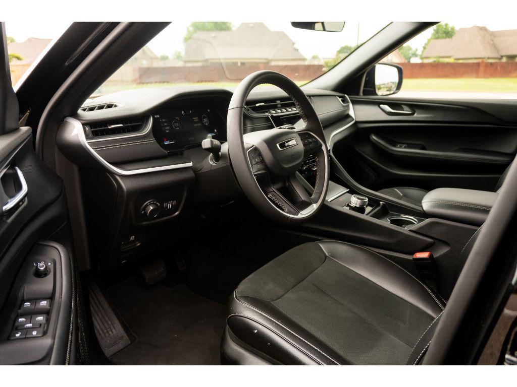 used 2025 Jeep Grand Cherokee car, priced at $37,622