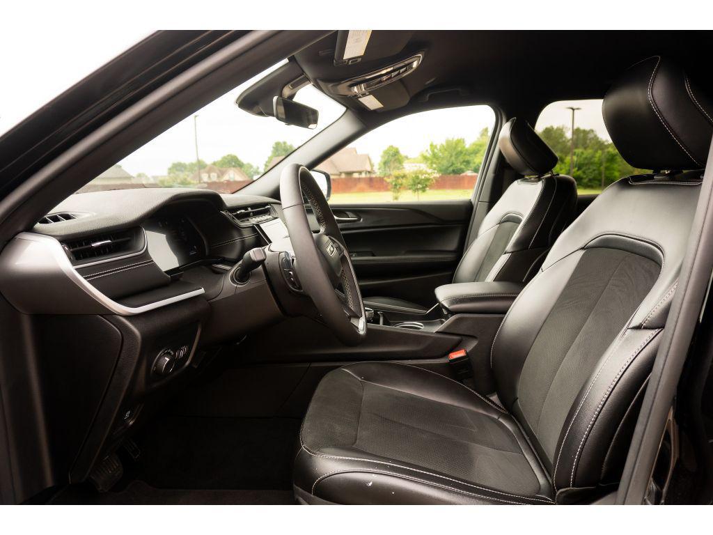 used 2025 Jeep Grand Cherokee car, priced at $37,622