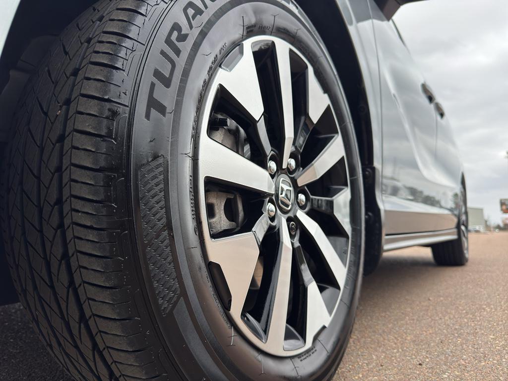 used 2025 Honda Odyssey car, priced at $39,290