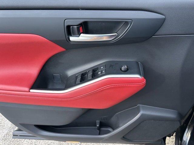 used 2021 Toyota Highlander car, priced at $31,422