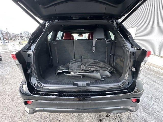 used 2021 Toyota Highlander car, priced at $31,422