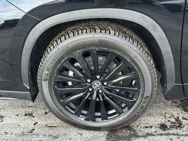 used 2021 Toyota Highlander car, priced at $31,422