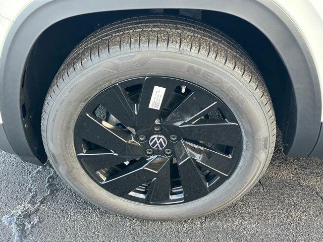 new 2026 Volkswagen Atlas Cross Sport car, priced at $43,652